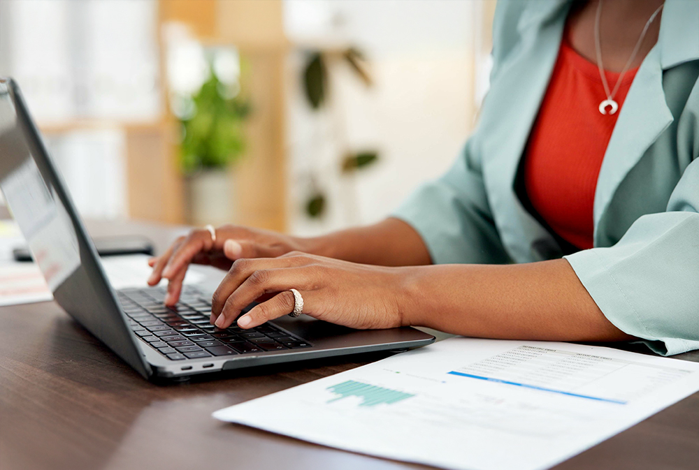Frau führt am Laptop die digitale Buchführung durch